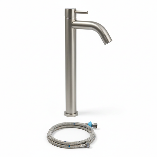 Grifo alto Ferco acero inoxidable con fondo blanco y sombras naturales